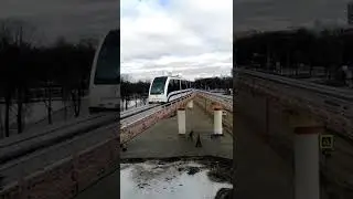 Монорельс в Москве. Прибытие поезда на станцию. Monorail in Moscow.