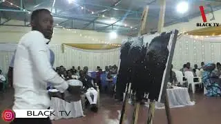 Biratangaje ivyuyu mwana ivyo yakoreye abageni imbere yabantu