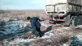 КТО СИЛЬНЕЕ????/ ПЕРЕТЯГИВАНИЕ ТРАКТОРА Т-150к ВРУЧНУЮ