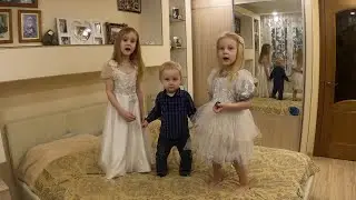 Поем зимние песни  Серебристые снежинки