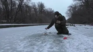 ЗИМНЯЯ РЫБАЛКА В ЯНВАРЕ на реке. Ловля плотвы,густеры на мормышку.