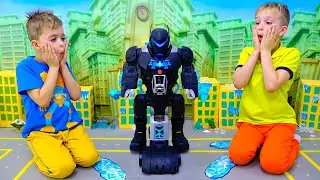 Влад и Ники играют с детской игрушкой Bat-Tech BatBot и спасают город час!