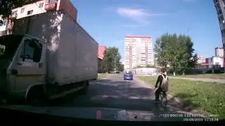 Неча по тротуару ездить! Согнать всех на дорогу!