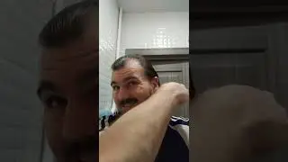 Расчёсываю волосы