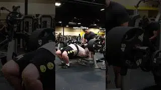 When 2 Elite Lifters Meetup at a Commercial Gym…