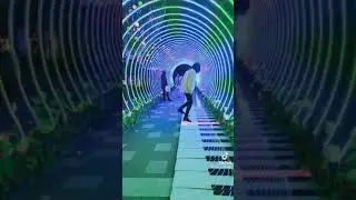 девушка играет ногами на пианино 