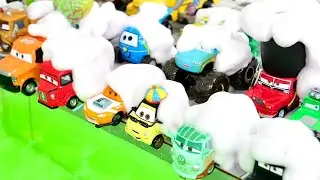 Disney Pixar Cars ☆ Various Cars miniature cars are covered in bubbles and fall into the water.