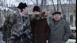 Нашёл, нашёл! Во! Хе-хе-хе! Вон мужик в пиджаке! А вон оно, дерево!