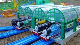 Thomas the Tank Engine & Big Knapford Station ☆ Old Thomas was green! ?