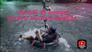 Mandi di sungai, airnya bening banget.