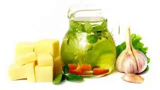 Почему чеснок синеет при консервировании, в маринаде?