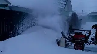 Очистка снега самодельным роторным снегоуборщиком на мотоблоке ОКА.