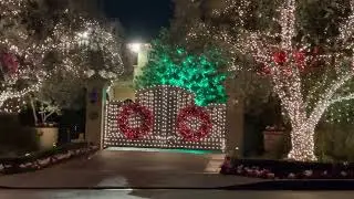 2023 Christmas decorated house 1