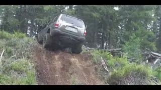 Jeep Grand Cherokee WK2 goes off road and attempts to follow Nissan Pathfinder up vertical hill