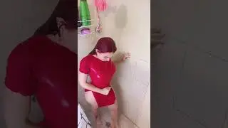 Mujer Hermosa Duchandose