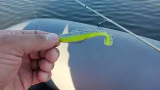 Ловля щуки на джиг с лодки. Рыбалка летом со спиннингом на водохранилище.