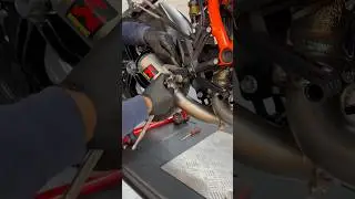 Montage van het Akrapovic race systeem op de KTM 1390 Super Duke R van @EnzoKnol  #ktm #shorts #kp