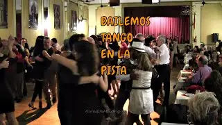 Esto es milonguear,  baile de tango en la pista de la milonga. Buenos Aires 2017