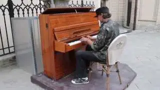 Бомж играет на пианино/Homeless Piano Player