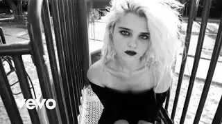 Sky Ferreira - Everything Is Embarrassing