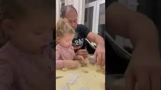 Как Милаша училась лепить пельмени, а получались залипухи)