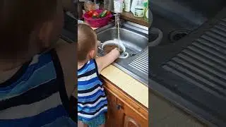Мамин помощник🥰