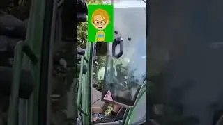 Эта симпатичная девушка работает на большом тракторе
