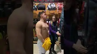 ПРАНК НАД ДЕВУШКОЙ/КАЧОК/РЕАКЦИЯ ДЕВУШКИ НА ПРЕСС 💪 