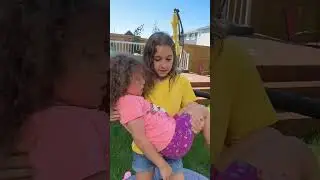 The brave sister saved her little sister from falling ❤️