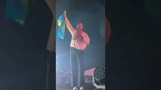 💛💙 Соліст Imagine Dragons під час виступу підняв прапор України