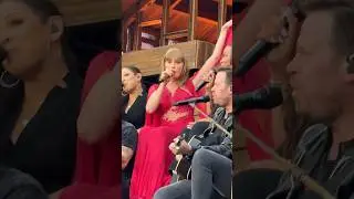 she looked right at me 🫨🫨 what would you do if this were you….i screamed personally #taylorswift