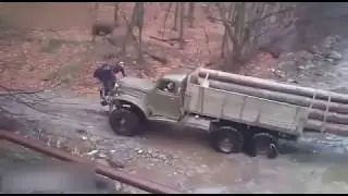 МОЩНЫЕ РУССКИЕ ГРУЗОВИКИ ВЫВОЗЯТ ЛЕС ПО БЕЗДОРОЖЬЮ POWERFUL RUSSIAN TRUCKS CARRY