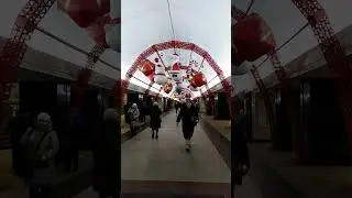 Праздничное настроение в метро..