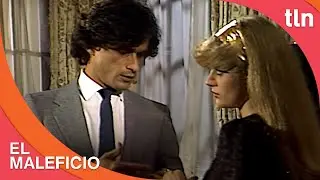 Jorge le entrega un anillo de compromiso a Vicky | El Maleficio | Capítulo 207