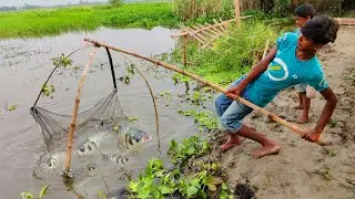 Best net fishing video - Two smart fish hunter catching fish by net - Traditional net fishing video