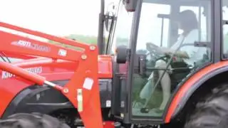 Девушка за рулем трактора