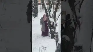 Во дворе на улице Победы странная женщина творила «магию»