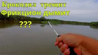 ЛОВИМ СОМА , КЛЮНУЛ ОН ! СПИННИНГ В ДУГУ ! ФРИКЦИОН ДЫМИТ !