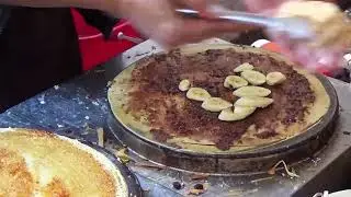 Блины из банановой муки с бананами и шоколадом. Уличная еда. Бангкок. Таиланд.