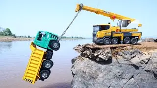 Dumper Truck And Tipper Accident Biggest Sea River Pulling Out Crane Machine Swaraj Tractor ? CS Toy