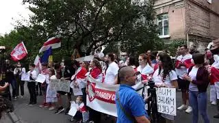 Жыве Беларусь! Активисты с бчб флагами возле посольства Беларуси в Киеве
