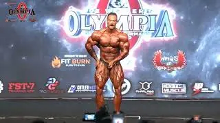 Chris Bumstead  posing 2022 Mr Olympia Classic Physique