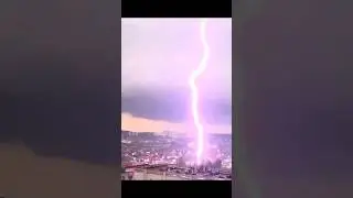 Близкий удар молнии в Иркутске, 12.08.2024.