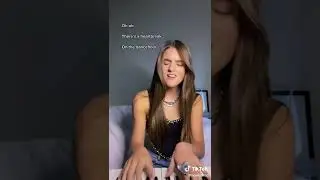 savannah clarke tocando e cantando 