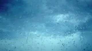 Футаж капли дождя на стекле. Дождь за окном на фоне неба - Footage of raindrops on glass