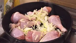 Такая курица подойдет к любому гарниру. Как потушить вкусно курицу с грибами по бабушкиному рецепту?