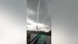 Деревенские крыши поехали и улетели с торнадо