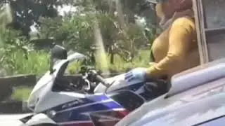 Tik tok tante jilbab bikin heboh orang dijalan