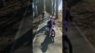 Мелкая ездит САМА! Крупный тоже! А мать бежит рядом) #kids  #bicycle  #shortsvideo #shorts