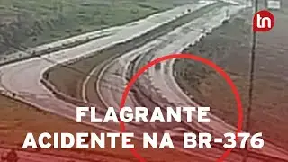 Carro roda na pista após acidente na BR-376 em Apucarana